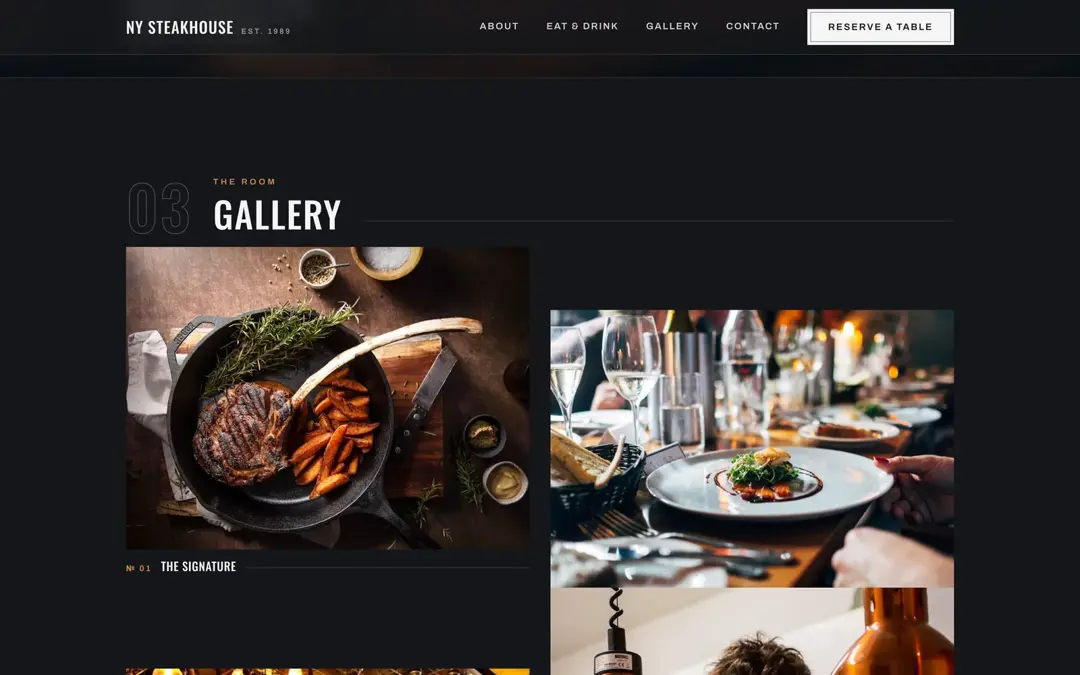 A Gallery szekció asztali nézetben: aszimmetrikus, kéthasábos képrács „№ 01 — The Signature” felirattal, serpenyős steak és megterített asztal fotóival.